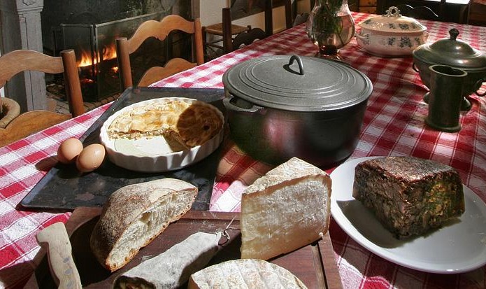 La table accueille 10 couverts devant la cheminée ...