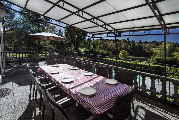 Déjeuners sur la terrasse surplombant la piscine chauffée